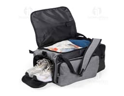Mochila Poliéster 32 Litros em cor preta, com dois bolsos frontais e alças acolchoadas.