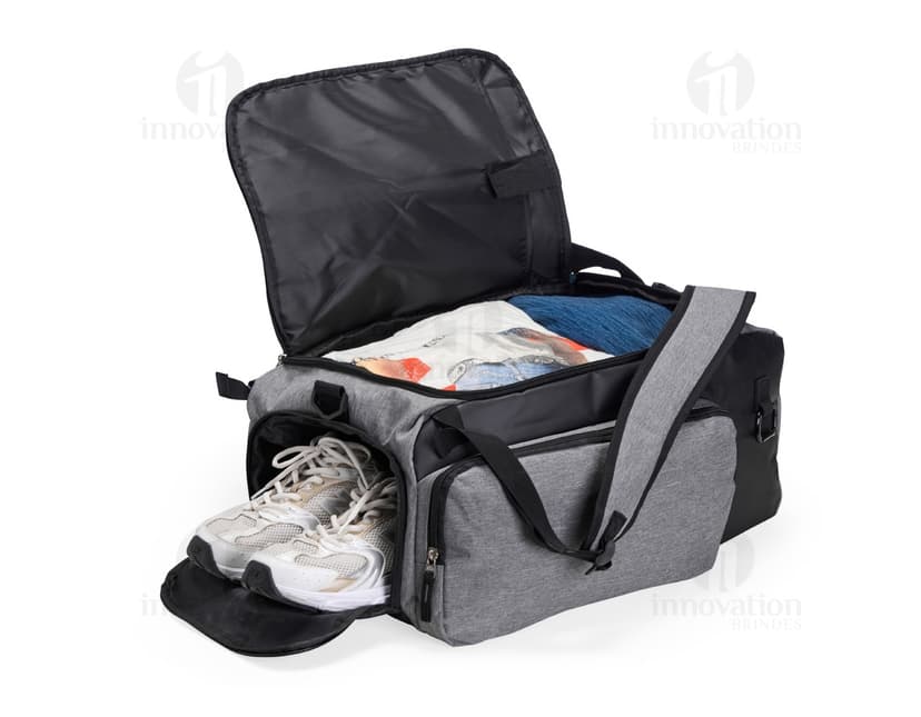 Mochila Poliéster 32 Litros em cor preta, com dois bolsos frontais e alças acolchoadas.