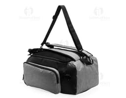 Mochila Poliéster 32 Litros em cor preta, com dois bolsos frontais e alças acolchoadas.