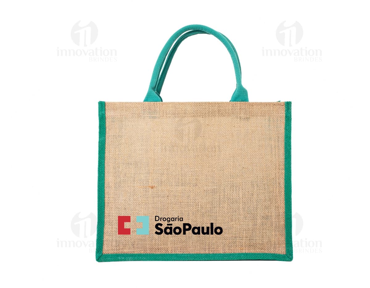 Sacola de juta na cor marrom, com alças reforçadas e detalhes em tecido cru. Ideal para compras sustentáveis e ecologicamente corretas.