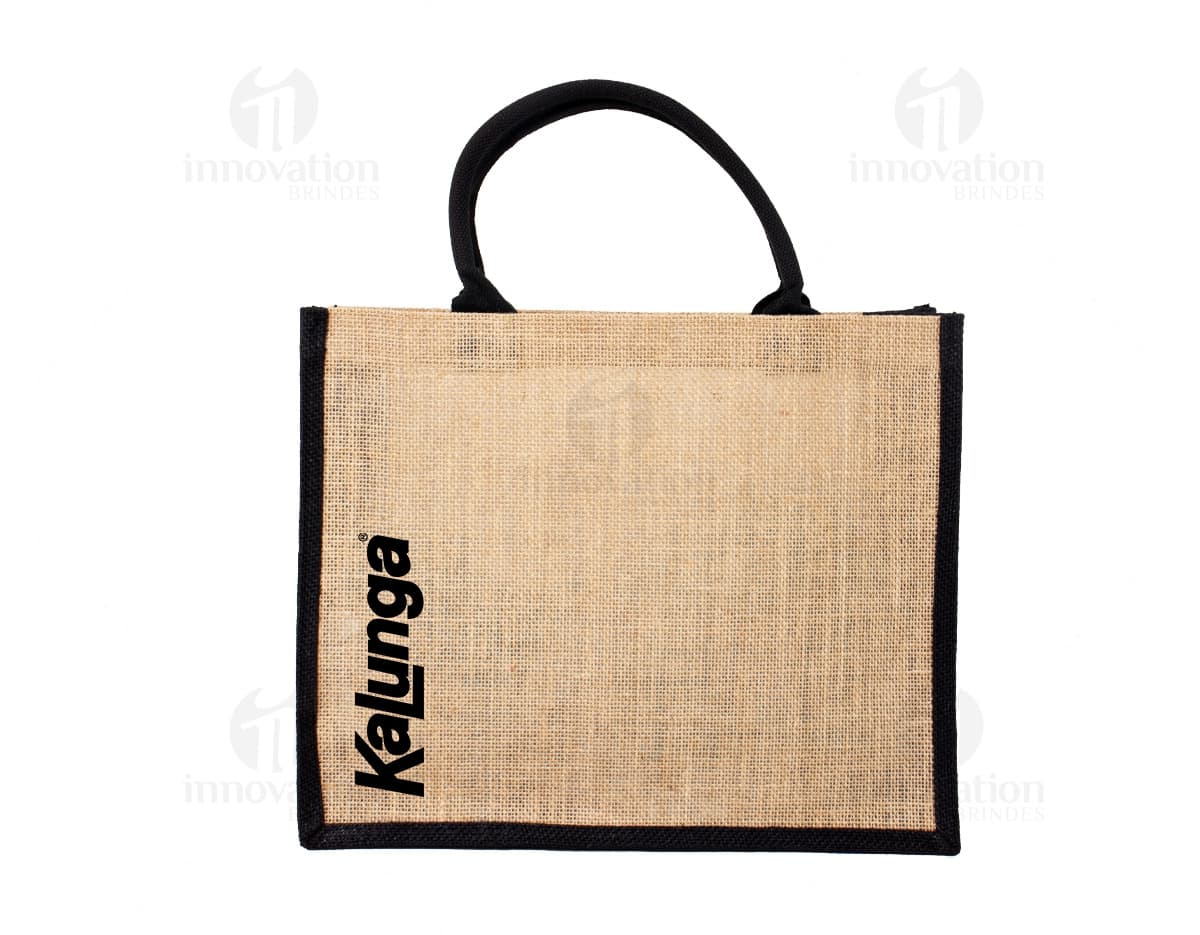 Sacola de juta na cor marrom, com alças reforçadas e detalhes em tecido cru. Ideal para compras sustentáveis e ecologicamente corretas.