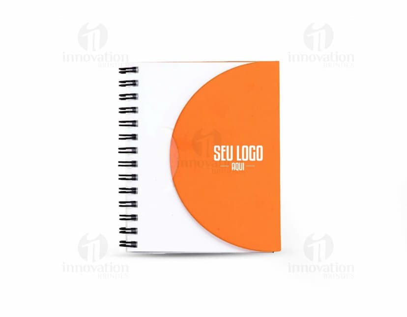 Caderno Plástico na cor azul com elástico e marcador de página integrados.