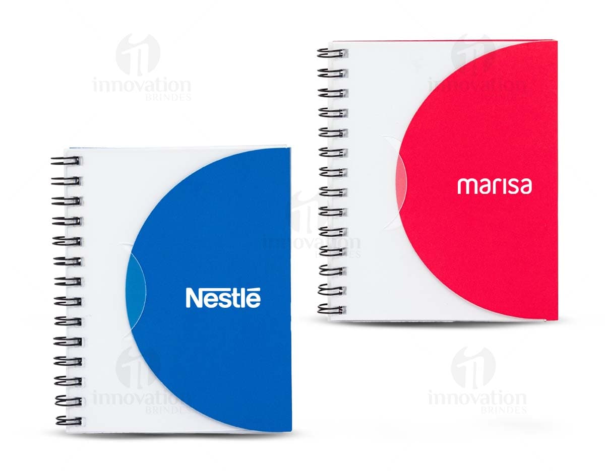 Caderno Plástico na cor azul com elástico e marcador de página integrados.