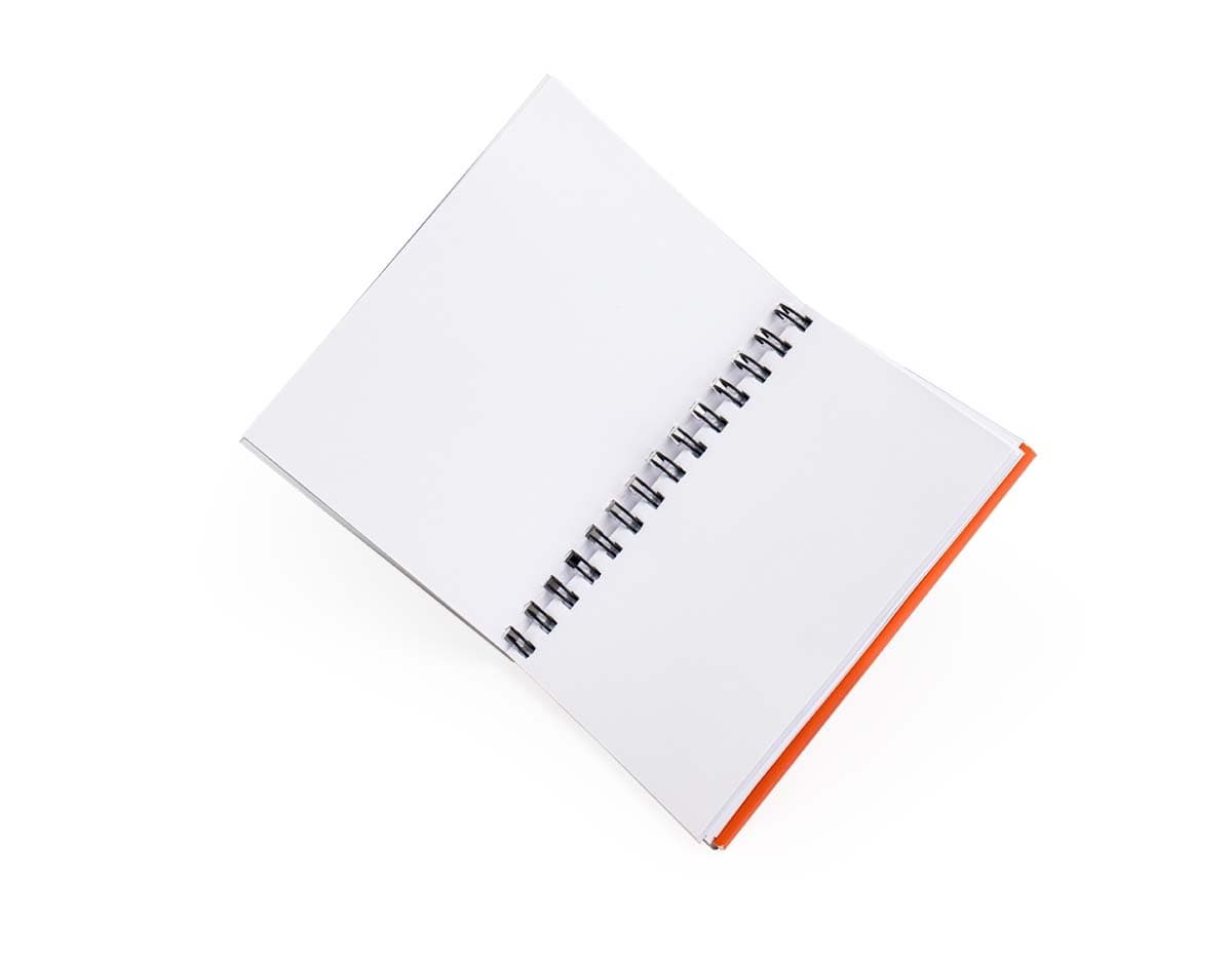 Caderno Plástico na cor azul com elástico e marcador de página integrados.