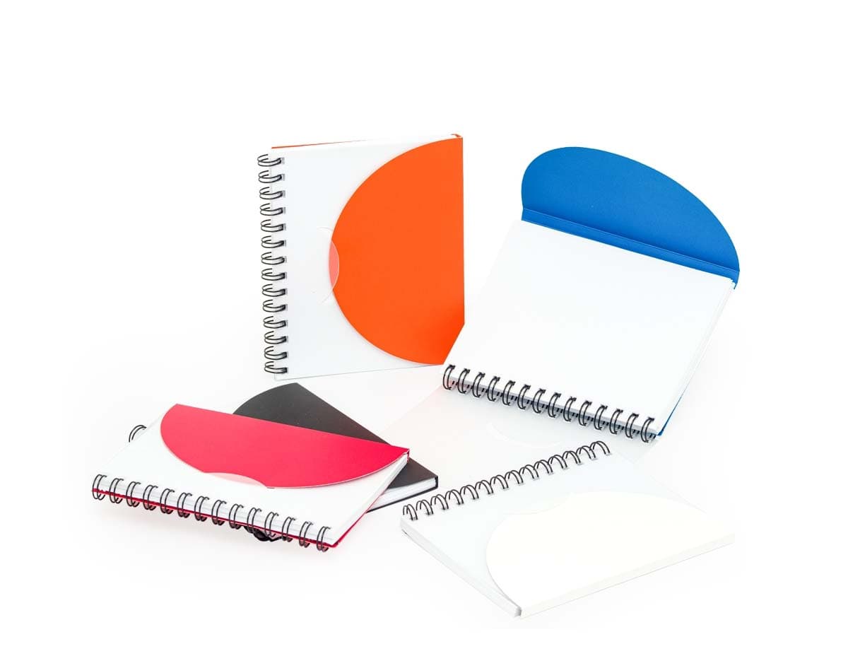 Caderno Plástico na cor azul com elástico e marcador de página integrados.