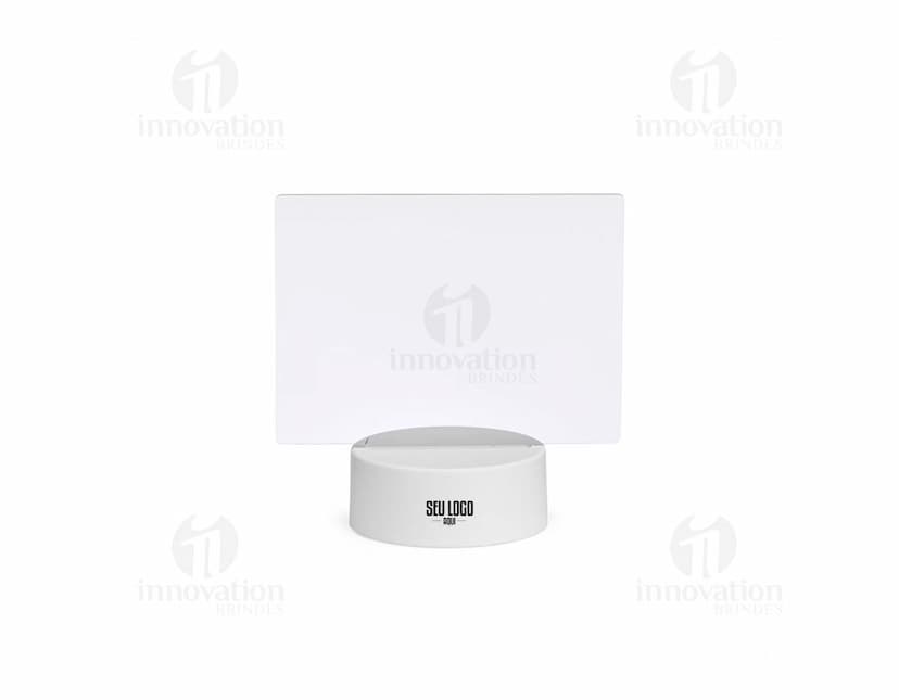 Luminária de mesa com LED, design moderno e ajustável em diferentes ângulos.