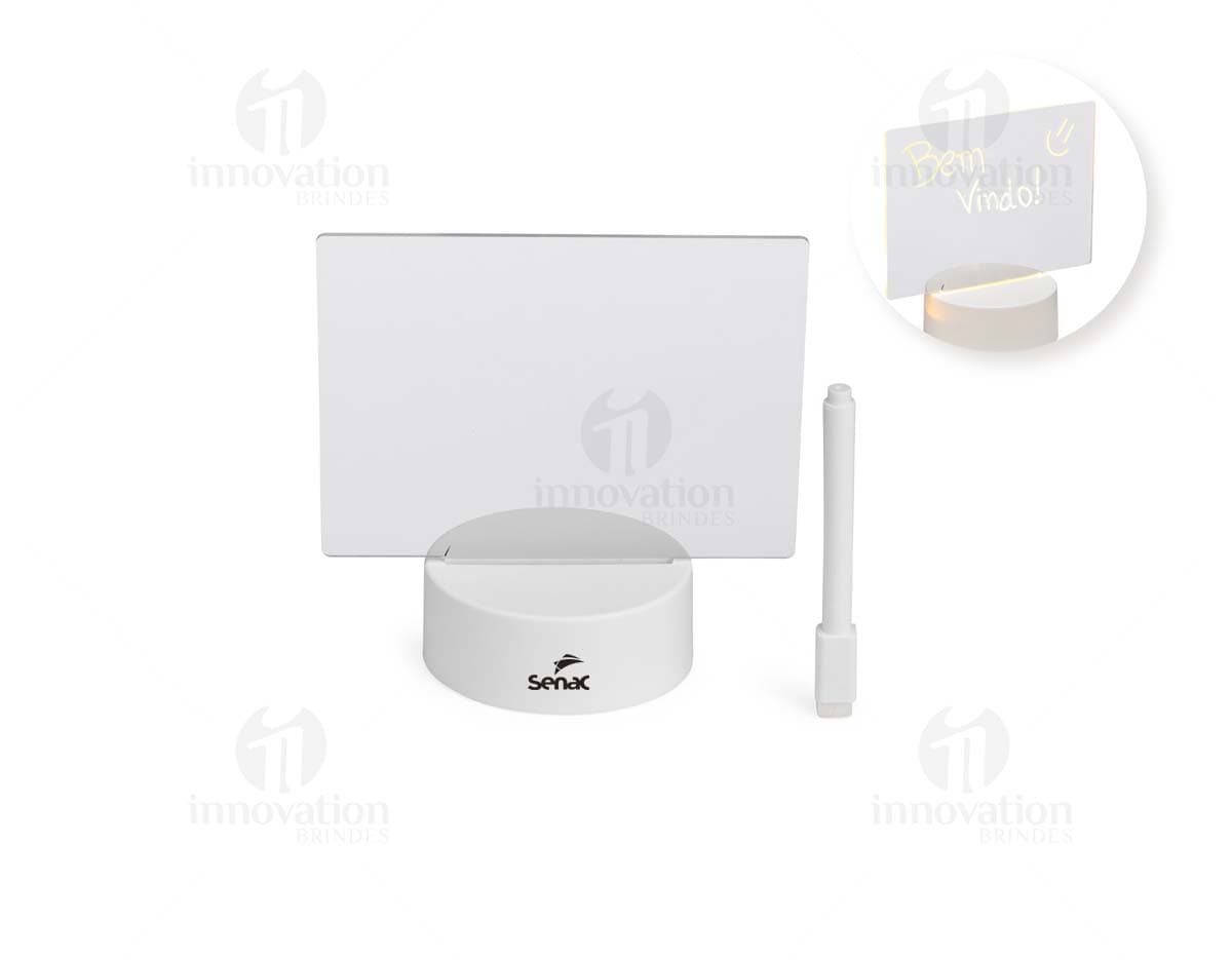 Luminária de mesa com LED, design moderno e ajustável em diferentes ângulos.