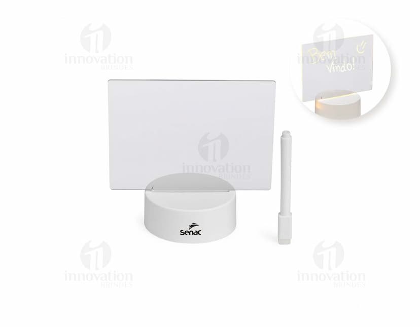 Luminária de mesa com LED, design moderno e ajustável em diferentes ângulos.