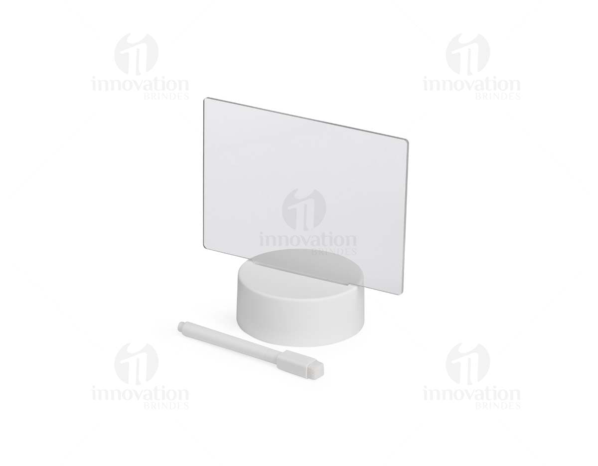 Luminária de mesa com LED, design moderno e ajustável em diferentes ângulos.