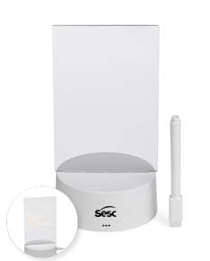 Luminária Led de Mesa na cor preta, com hastes flexíveis e base redonda. Acesa, iluminando um ambiente com luz branca.
