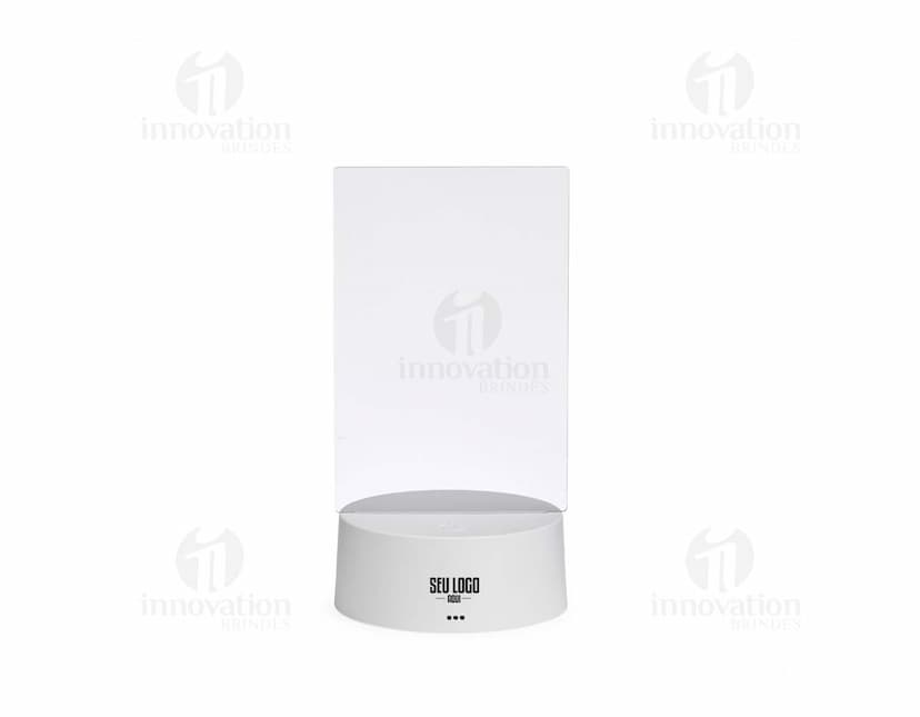 Luminária Led de Mesa na cor preta, com hastes flexíveis e base redonda. Acesa, iluminando um ambiente com luz branca.
