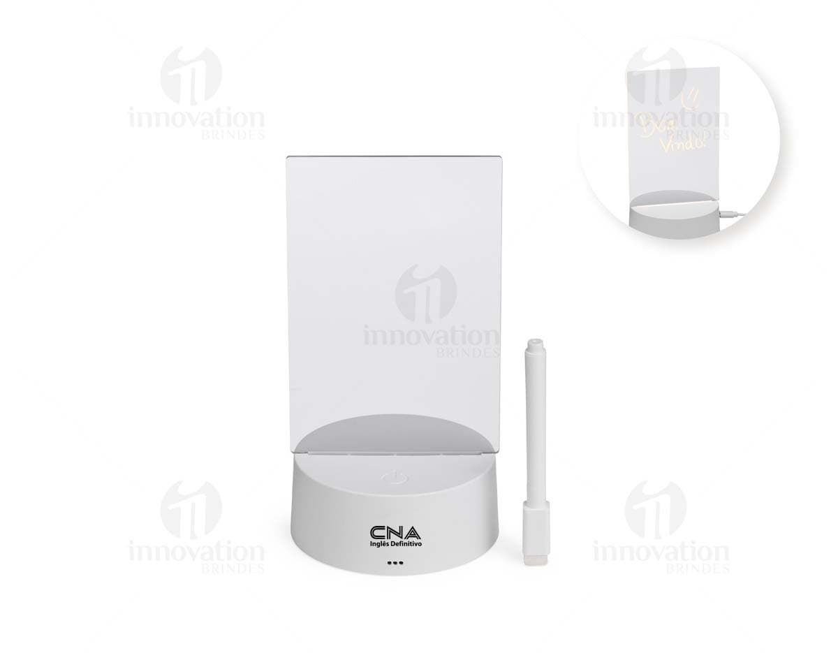 Luminária Led de Mesa na cor preta, com hastes flexíveis e base redonda. Acesa, iluminando um ambiente com luz branca.