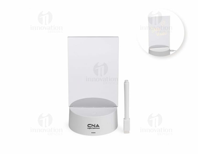 Luminária Led de Mesa na cor preta, com hastes flexíveis e base redonda. Acesa, iluminando um ambiente com luz branca.