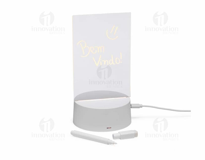 Luminária Led de Mesa na cor preta, com hastes flexíveis e base redonda. Acesa, iluminando um ambiente com luz branca.