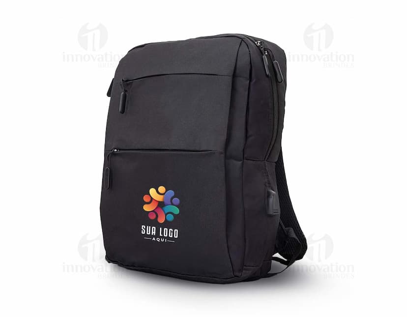 Mochila de Nylon 17 Litros em cor preta, com alças ajustáveis e vários compartimentos.