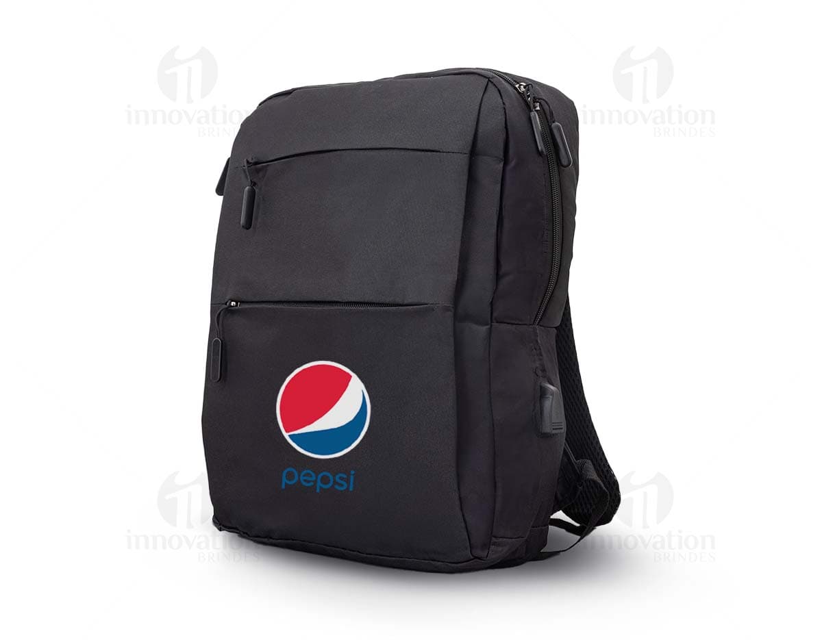 Mochila de Nylon 17 Litros em cor preta, com alças ajustáveis e vários compartimentos.