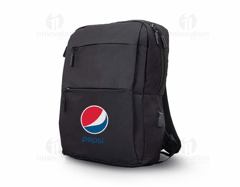 Mochila de Nylon 17 Litros em cor preta, com alças ajustáveis e vários compartimentos.