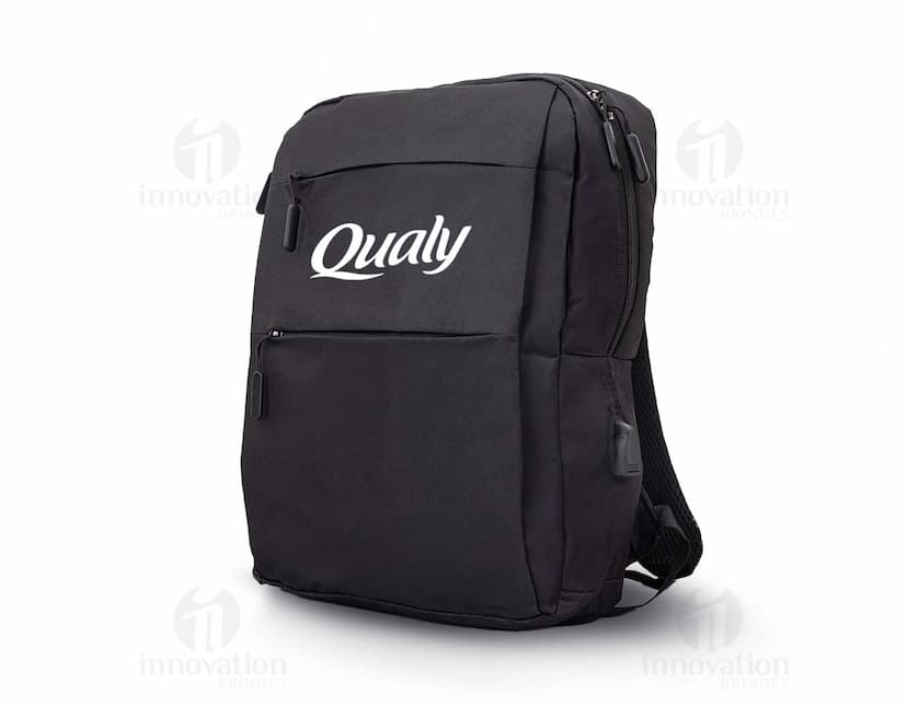Mochila de Nylon 17 Litros em cor preta, com alças ajustáveis e vários compartimentos.
