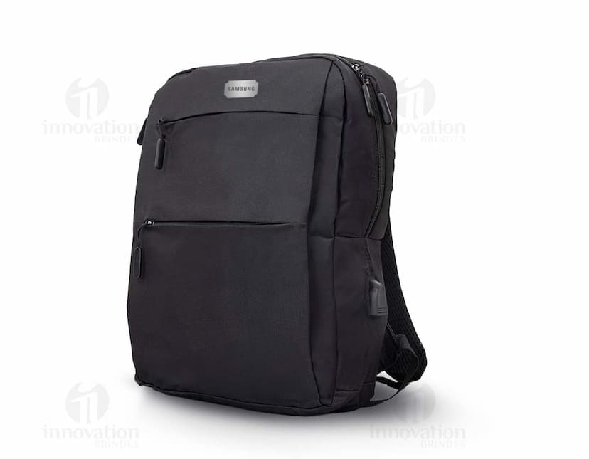 Mochila de Nylon 17 Litros em cor preta, com alças ajustáveis e vários compartimentos.