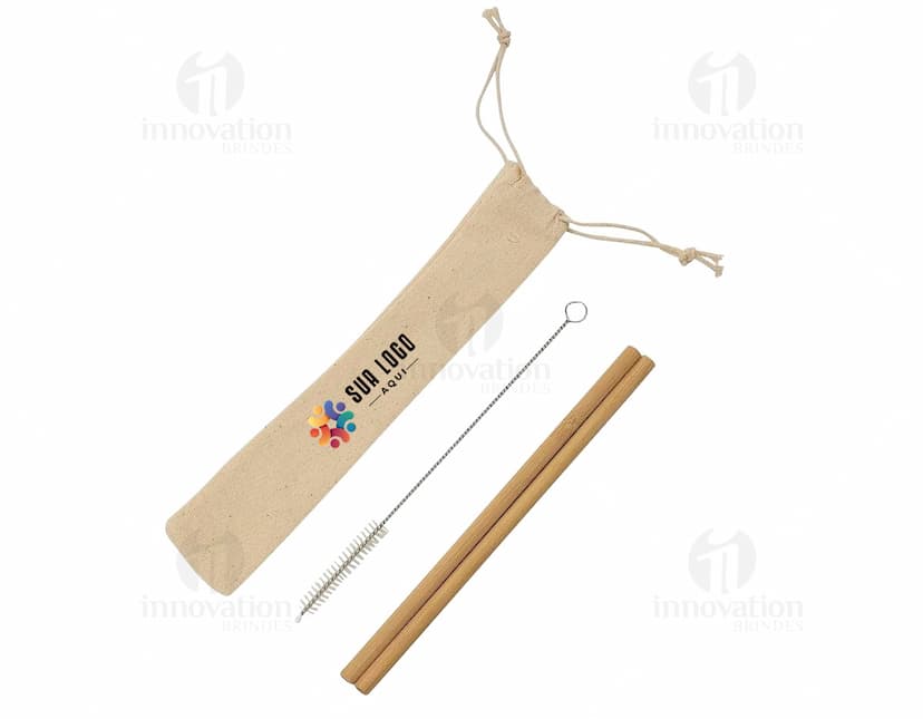 Kit de canudos de bambu em embalagem sustentável. O kit inclui canudos de tamanhos variados e uma escova de limpeza.