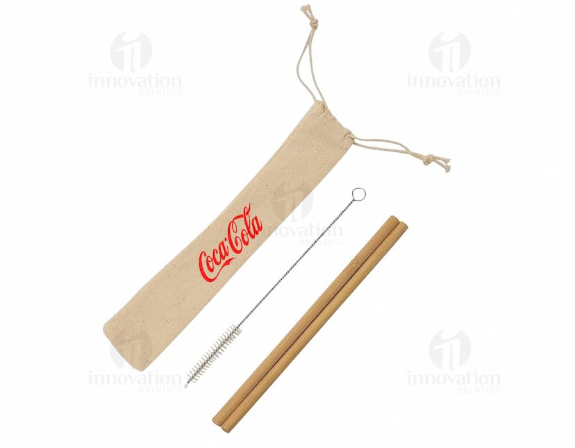 Kit de canudos de bambu em embalagem sustentável. O kit inclui canudos de tamanhos variados e uma escova de limpeza.
