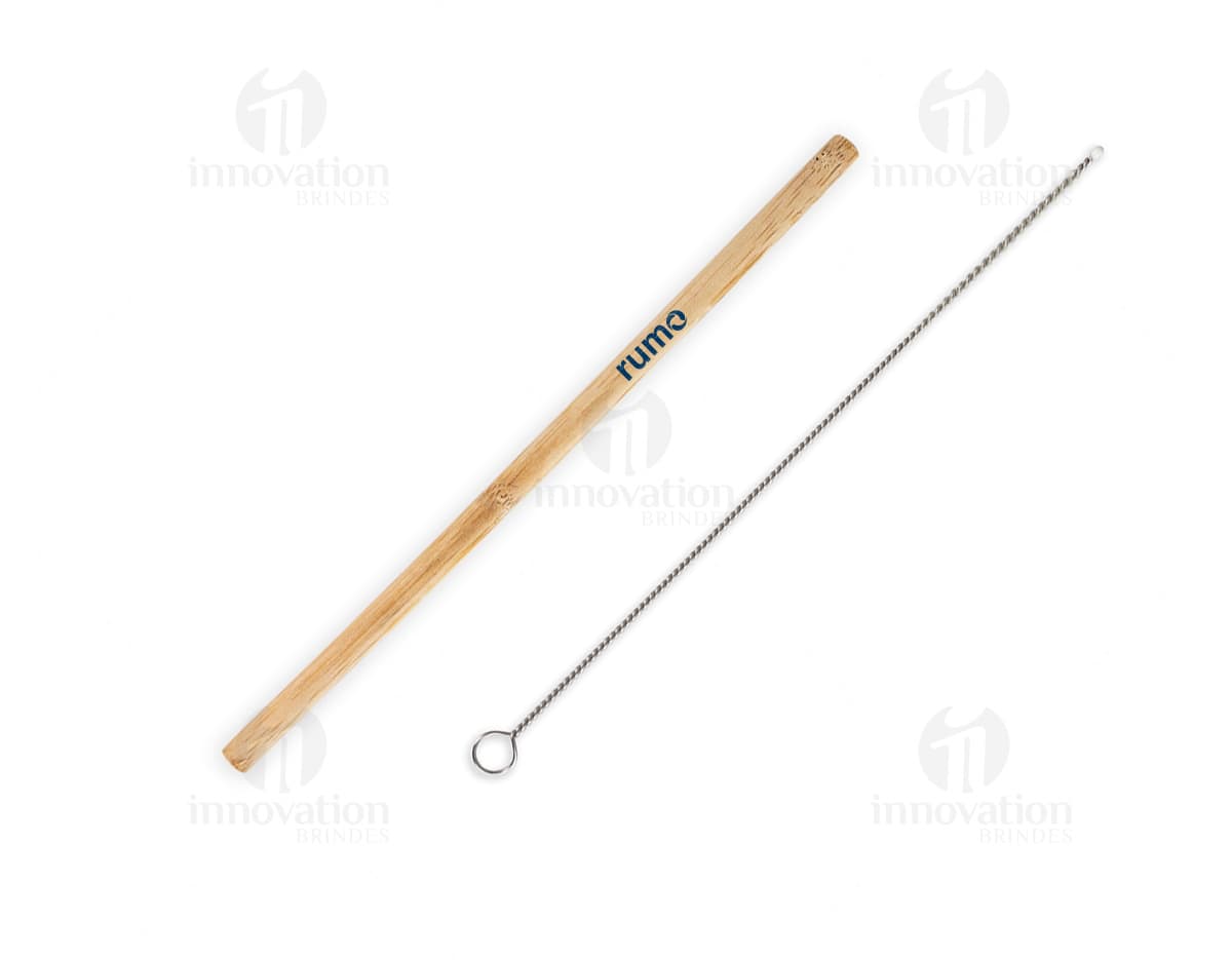 Kit de canudos de bambu em embalagem sustentável. O kit inclui canudos de tamanhos variados e uma escova de limpeza.