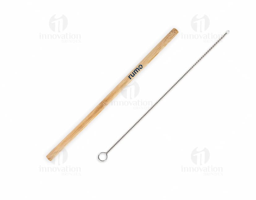 Kit de canudos de bambu em embalagem sustentável. O kit inclui canudos de tamanhos variados e uma escova de limpeza.