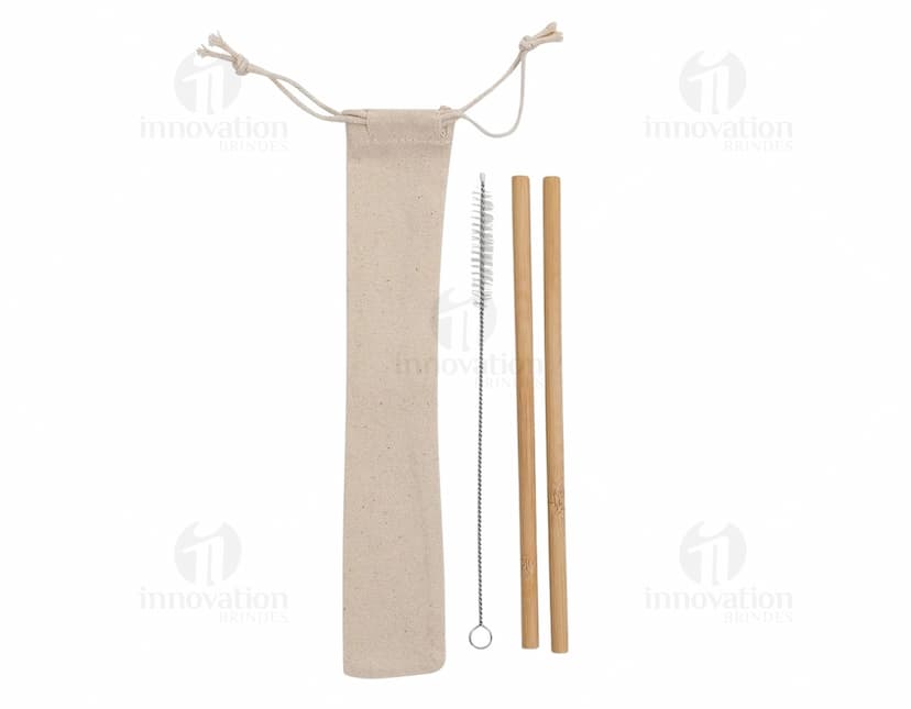 Kit de canudos de bambu em embalagem sustentável. O kit inclui canudos de tamanhos variados e uma escova de limpeza.