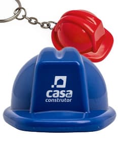 Chaveiro em forma de capacete de EPI para proteção.