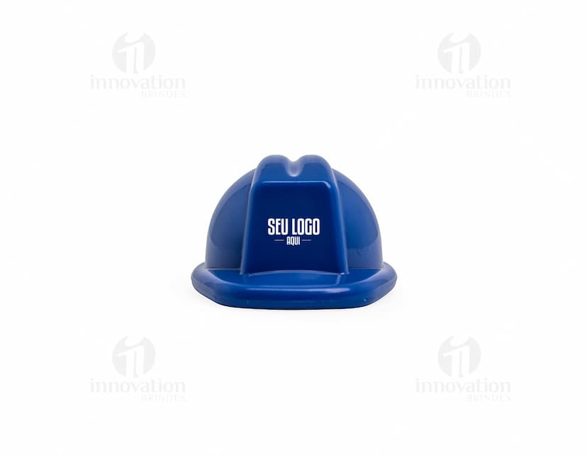 Chaveiro em forma de capacete de EPI para proteção.