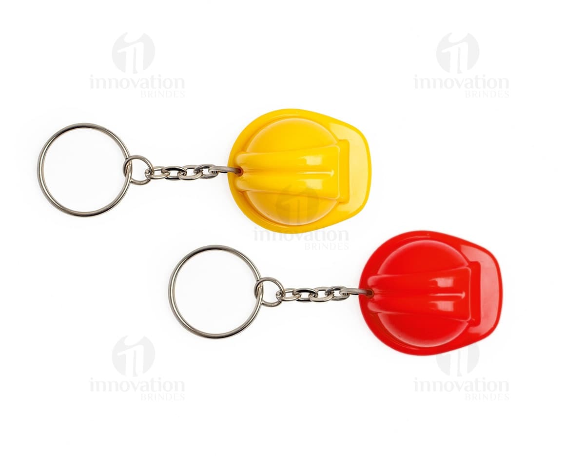 Chaveiro em forma de capacete de EPI para proteção.
