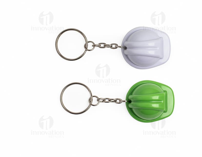 Chaveiro em forma de capacete de EPI para proteção.