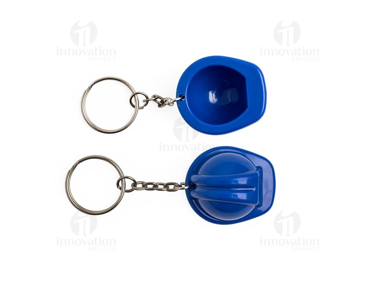 Chaveiro em forma de capacete de EPI para proteção.
