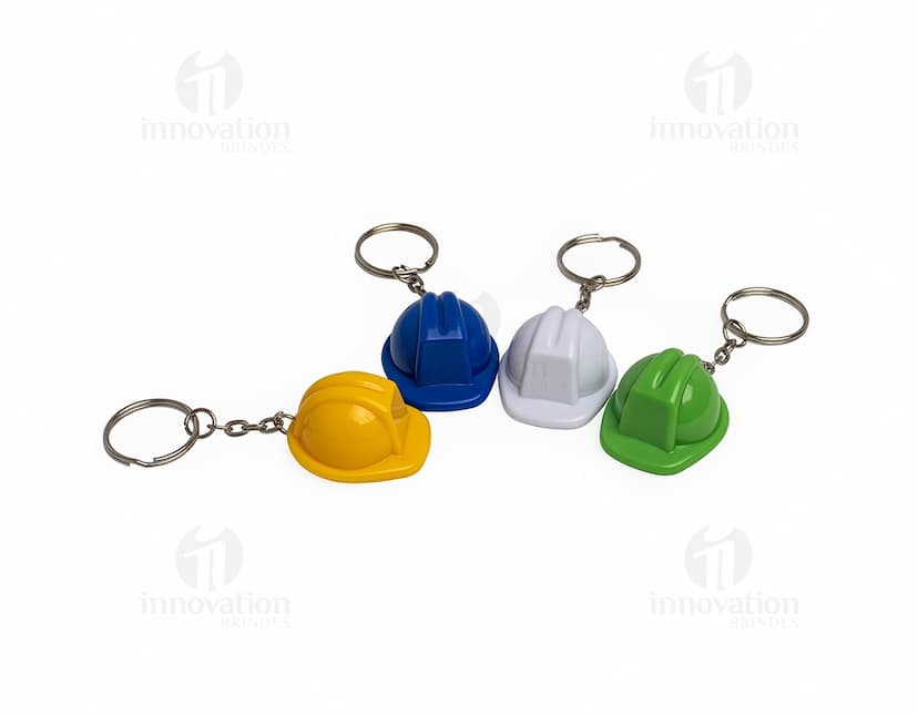 Chaveiro em forma de capacete de EPI para proteção.