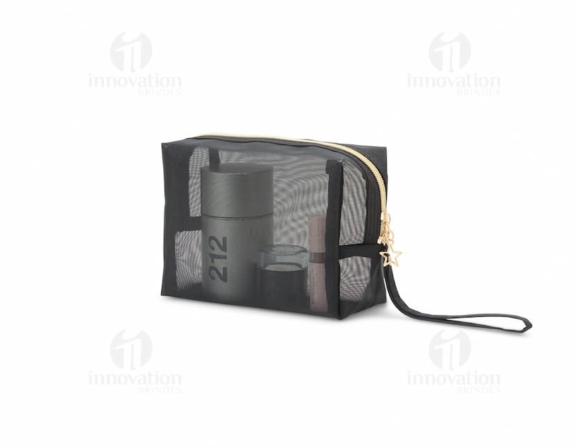 Nécessaire de Malha de Nylon preta com fecho de zíper e alça lateral destacável.