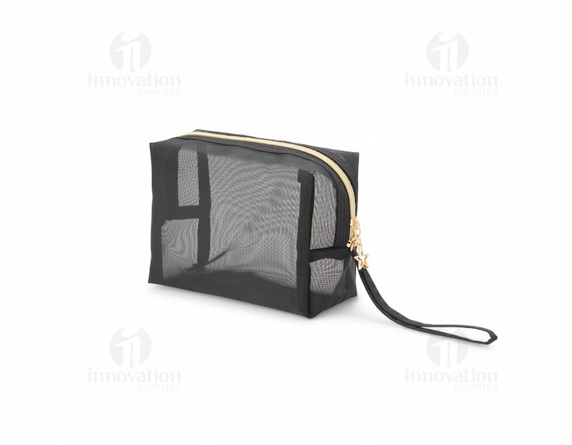Nécessaire de Malha de Nylon preta com fecho de zíper e alça lateral destacável.