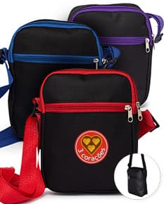 Mochila de ombro preta de couro para viagens de negócios, com alça, fecho de zíper e elegante estilo moderno. Ideal para transportar laptop, dinheiro e acessórios pessoais com segurança e elegância.