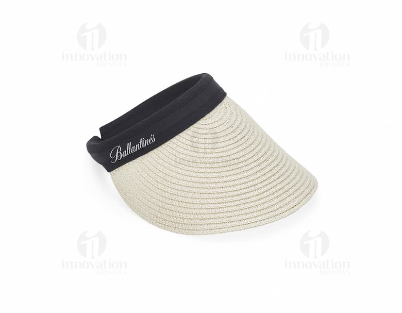 Viseira de palha em tom claro, com aba larga e ajuste de elástico atrás. Ideal para proteção contra o sol durante passeios ao ar livre.