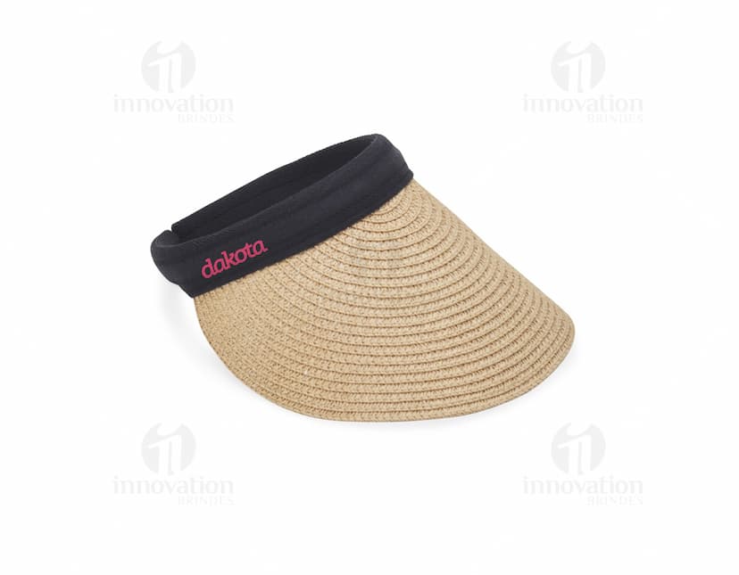 Viseira de palha em tom claro, com aba larga e ajuste de elástico atrás. Ideal para proteção contra o sol durante passeios ao ar livre.