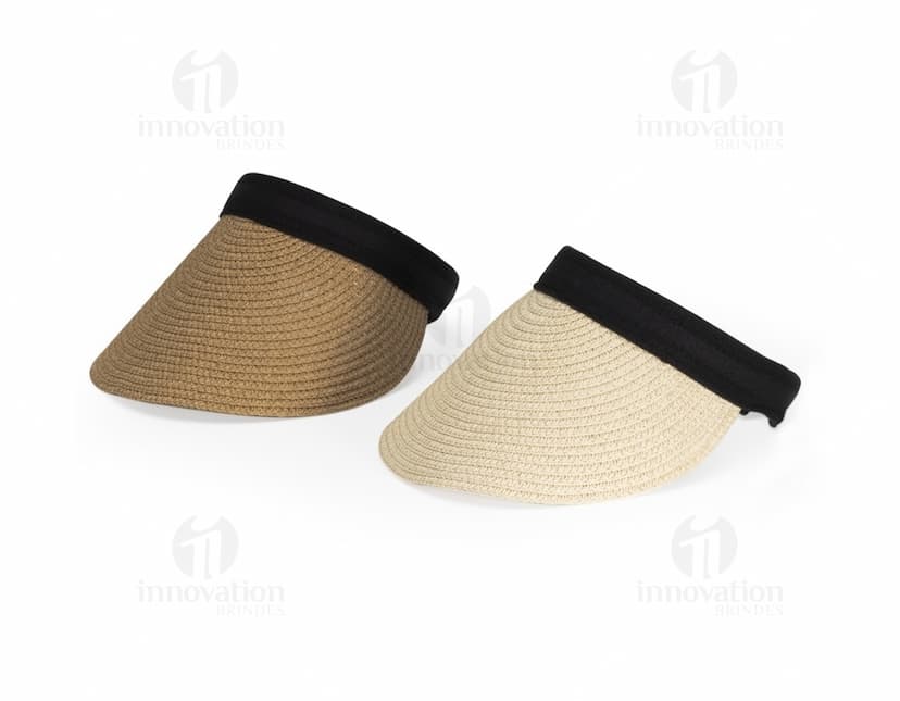 Viseira de palha em tom claro, com aba larga e ajuste de elástico atrás. Ideal para proteção contra o sol durante passeios ao ar livre.
