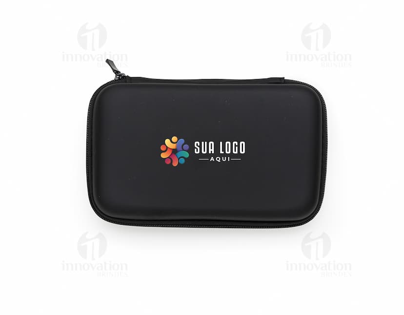 Estojo de couro sintético preto vazio, com design moderno e textura de couro. No interior, há espaço para armazenar um notebook, documentos e dinheiro. O estojo possui fecho de botão, costura de alta qualidade e é ideal para uso pessoal ou profissional.