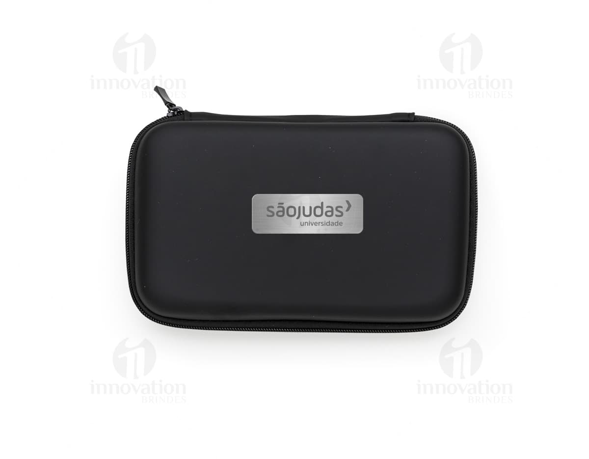 Estojo de couro sintético preto vazio, com design moderno e textura de couro. No interior, há espaço para armazenar um notebook, documentos e dinheiro. O estojo possui fecho de botão, costura de alta qualidade e é ideal para uso pessoal ou profissional.
