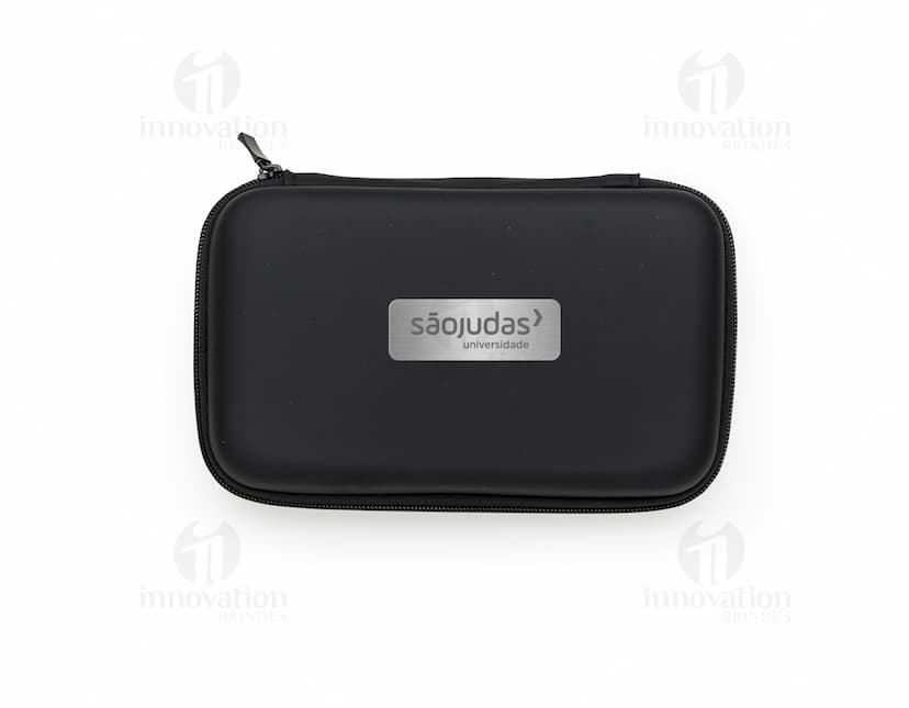 Estojo de couro sintético preto vazio, com design moderno e textura de couro. No interior, há espaço para armazenar um notebook, documentos e dinheiro. O estojo possui fecho de botão, costura de alta qualidade e é ideal para uso pessoal ou profissional.