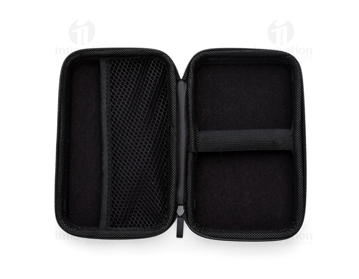 Estojo de couro sintético preto vazio, com design moderno e textura de couro. No interior, há espaço para armazenar um notebook, documentos e dinheiro. O estojo possui fecho de botão, costura de alta qualidade e é ideal para uso pessoal ou profissional.