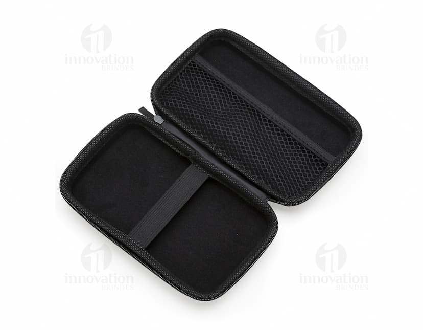 Estojo de couro sintético preto vazio, com design moderno e textura de couro. No interior, há espaço para armazenar um notebook, documentos e dinheiro. O estojo possui fecho de botão, costura de alta qualidade e é ideal para uso pessoal ou profissional.
