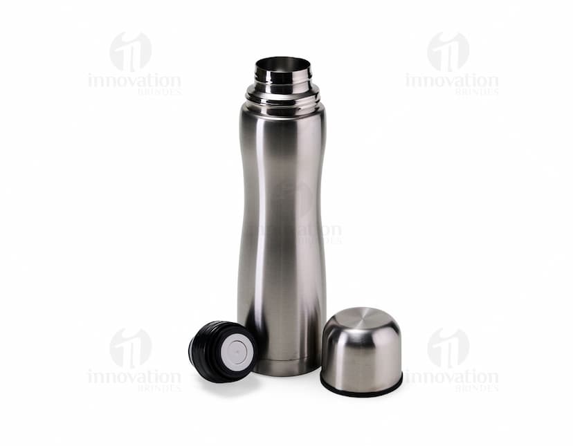 Garrafa térmica de 700ml em aço inoxidável.
