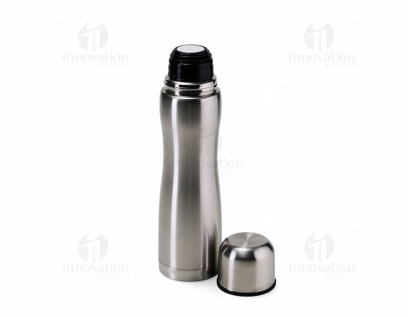 Garrafa térmica de 700ml em aço inoxidável.