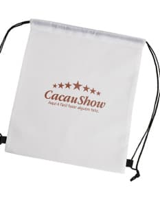 Foto de uma mochila saco em poliéster vazia, com espaço para escrever informações. A imagem mostra um objeto de negócios vintage, perfeito para guardar documentos e lembrar de compromissos. Ideal para uso no escritório ou para presentear alguém, a mochila possui um design comercial e pode ser usada para organizar informações e dados importantes. Perfeita para o dia a dia, a mochila saco em poliéster é uma opção prática e elegante para quem busca um acessório versátil e funcional.