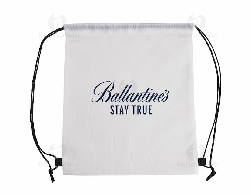Foto de uma mochila saco em poliéster vazia, com espaço para escrever informações. A imagem mostra um objeto de negócios vintage, perfeito para guardar documentos e lembrar de compromissos. Ideal para uso no escritório ou para presentear alguém, a mochila possui um design comercial e pode ser usada para organizar informações e dados importantes. Perfeita para o dia a dia, a mochila saco em poliéster é uma opção prática e elegante para quem busca um acessório versátil e funcional.