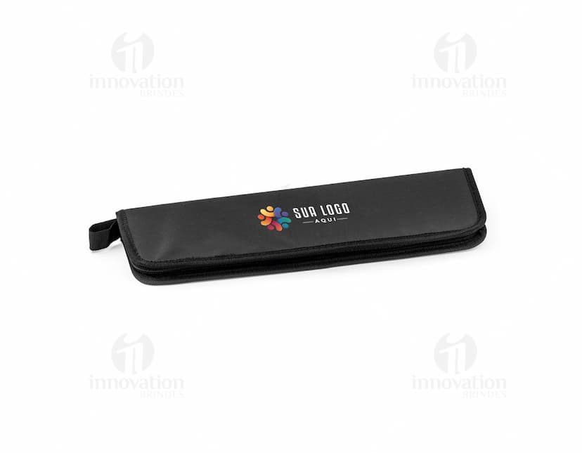 Kit churrasco com estojo contendo diversos utensílios em aço inoxidável, como faca, garfo, espeto, luva e pegador de carnes. Ideal para uso em churrascos e eventos ao ar livre.